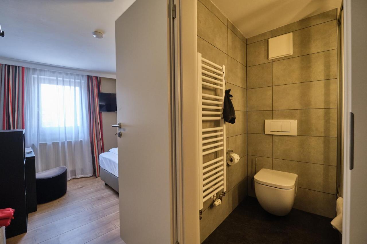 Hotel Roter Hahn Ratisbona Exterior foto