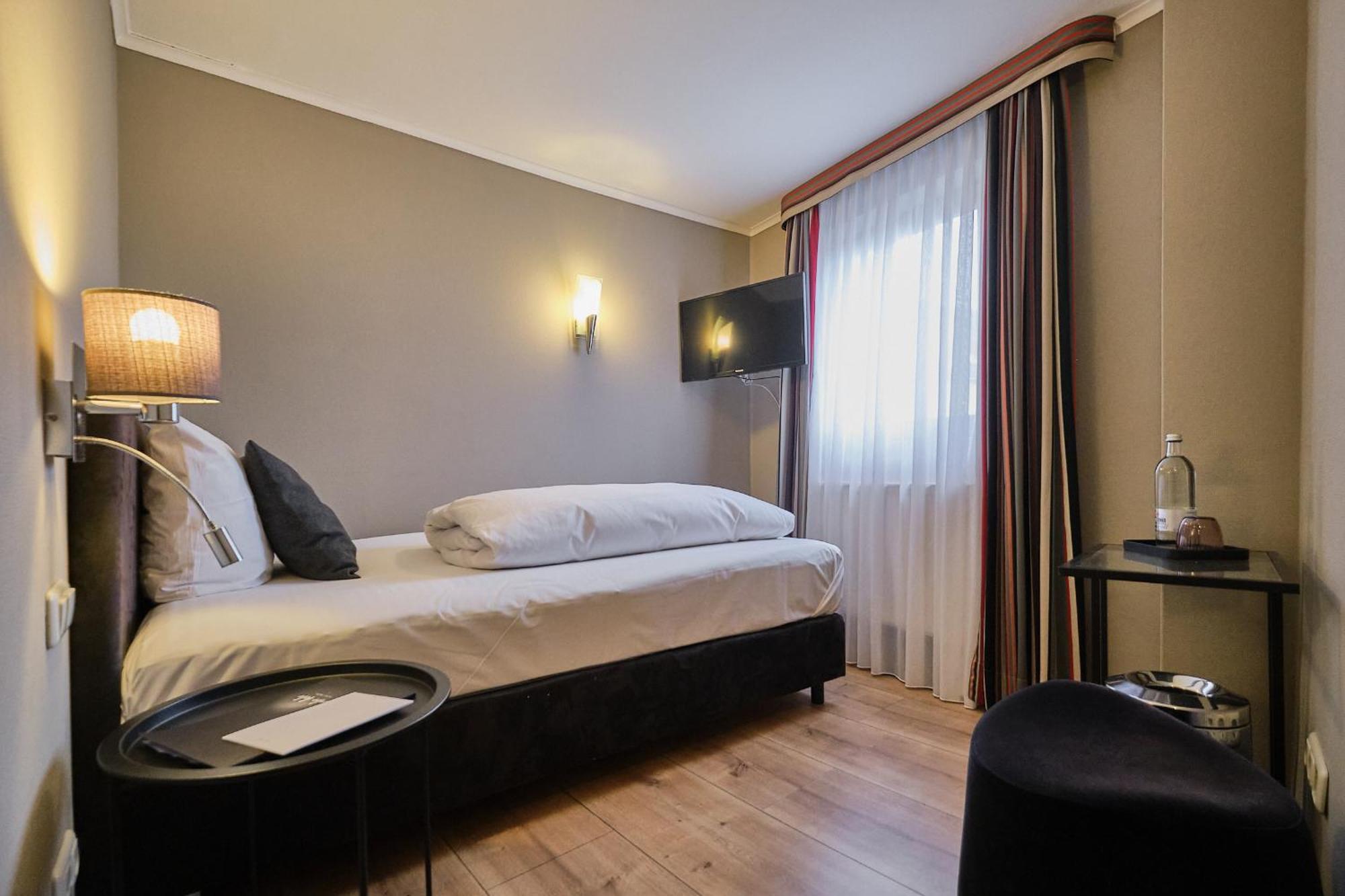 Hotel Roter Hahn Ratisbona Exterior foto