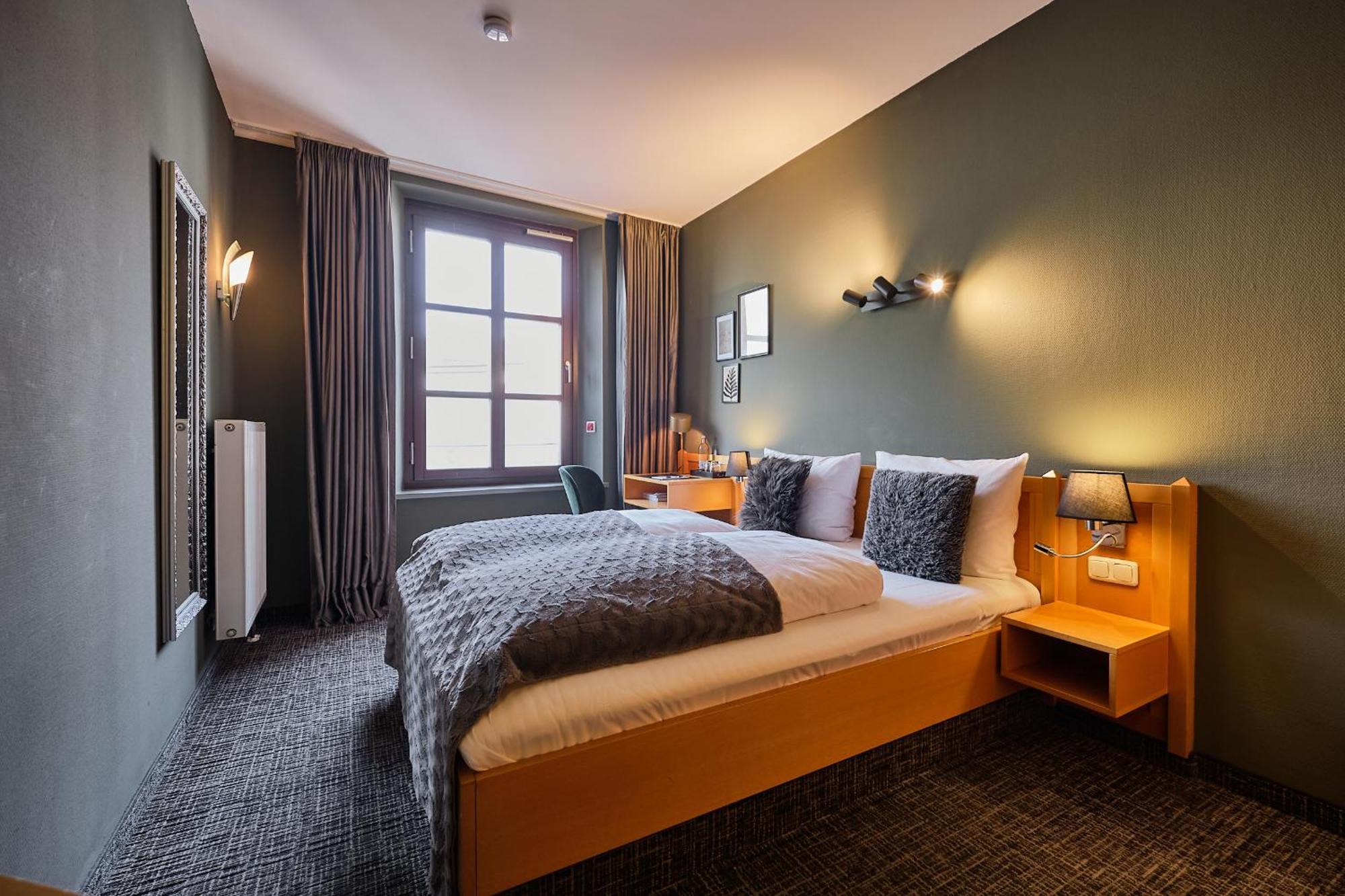 Hotel Roter Hahn Ratisbona Exterior foto